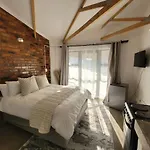 Trendy Apartments _ @ Craftsmanship On Main