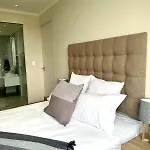 Luxurious 2-Kingsize Beds, Pool And City Apartment At Masingita