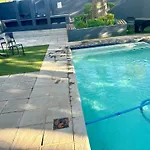 Neat And Cozy Apartment In Central Rosebank With Unlimited Wi-Fi And Backup Power