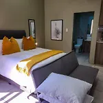 No Loadshedding Fast Wifi Lux Apartment