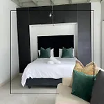 Luxury Apt Walk To Melrose Arch