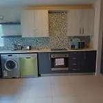 Mount Royal 02 Large 3 Bedroom Ground Floor Apartment With Garden