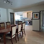 Mount Royal 02 Large 3 Bedroom Ground Floor Apartment With Garden