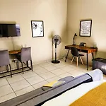 No Loadshedding Fast Wifi Lux Apartment