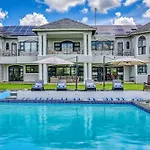 Villa Tasha Luxury Suites, Lanseria