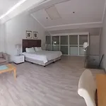 Mount Royal 47 Large 1 Bed With Balcony