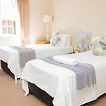 Lovely Spacious Two Bedroom Apartment
