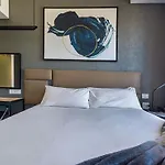 Hotel Apartment In Sandton Pool View