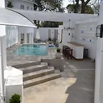 4 Woodmead Suites