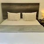 City Living Apartment 119 - Fibre Wifi, Washing Machine & Sunny Balcony