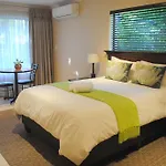 6 On Morris Guest Lodge