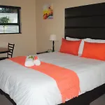 6 On Morris Guest Lodge