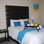 6 On Morris Guest Lodge