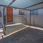 Spacious Garden Cottage