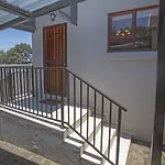 Spacious Garden Cottage