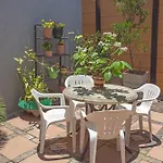 Spacious Garden Cottage
