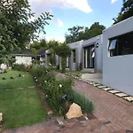 6 On Morris Guest Lodge