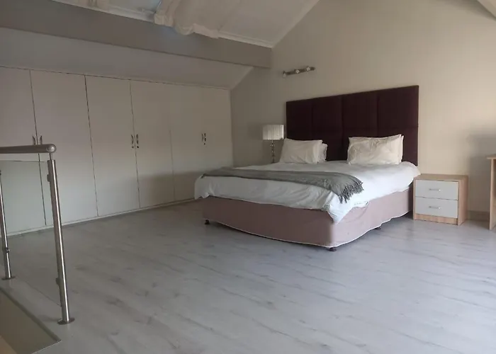 Mount Royal 09 - Large 1 Bed With Balcony