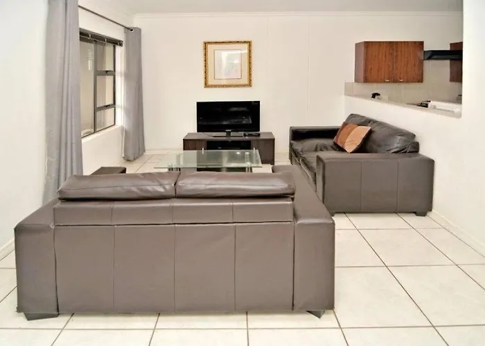 Great 2 Bedroom, Serviced Apartment, Views, Pool!