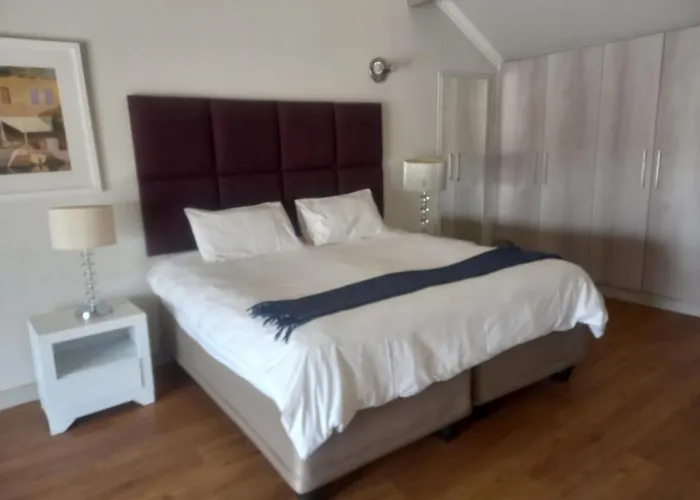 Mount Royal 29 - Large 1 Bed With Balcony