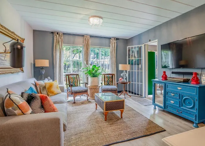 Modern 2 Bedroom Apartment In Vibrant Melville 99