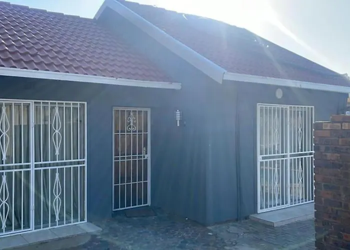 Home In Suideoord, Jhb South
