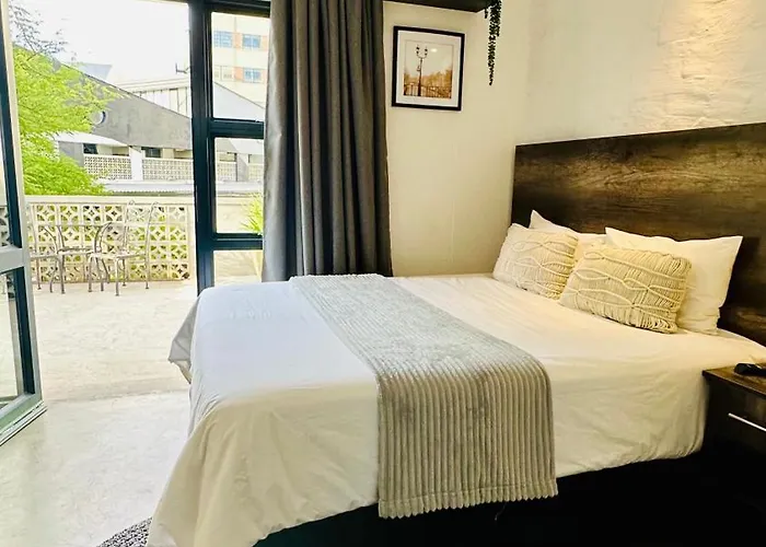 City Living Apartment 119 - Fibre Wifi, Washing Machine & Sunny Balcony