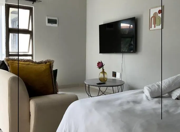 Luxury Apt Walk To Melrose Arch