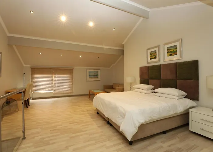 Mount Royal 47 Large 1 Bed With Balcony