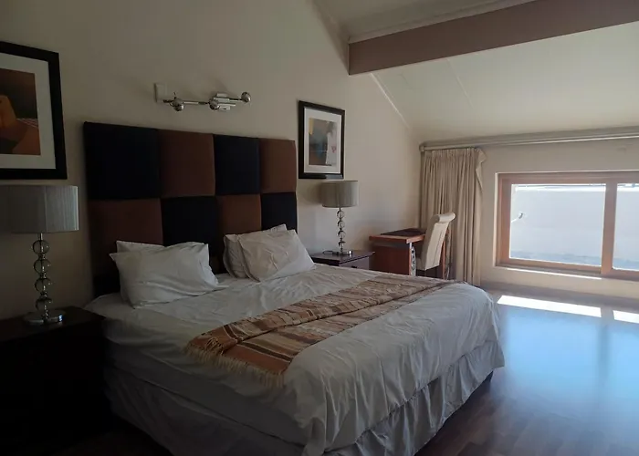 Mount Royal 30 Large 1 Bed With Balcony