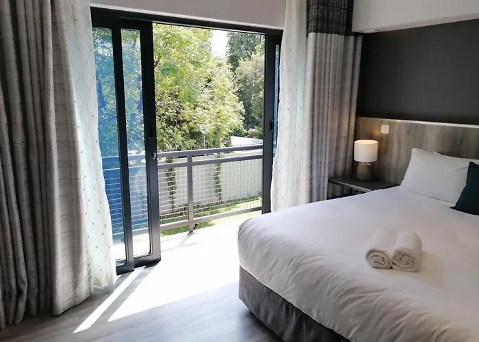 La Orchard Hotel