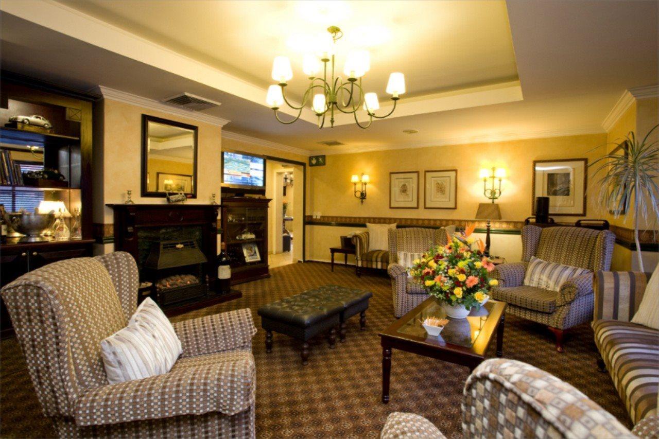 Courtyard Rosebank Hotel 4*