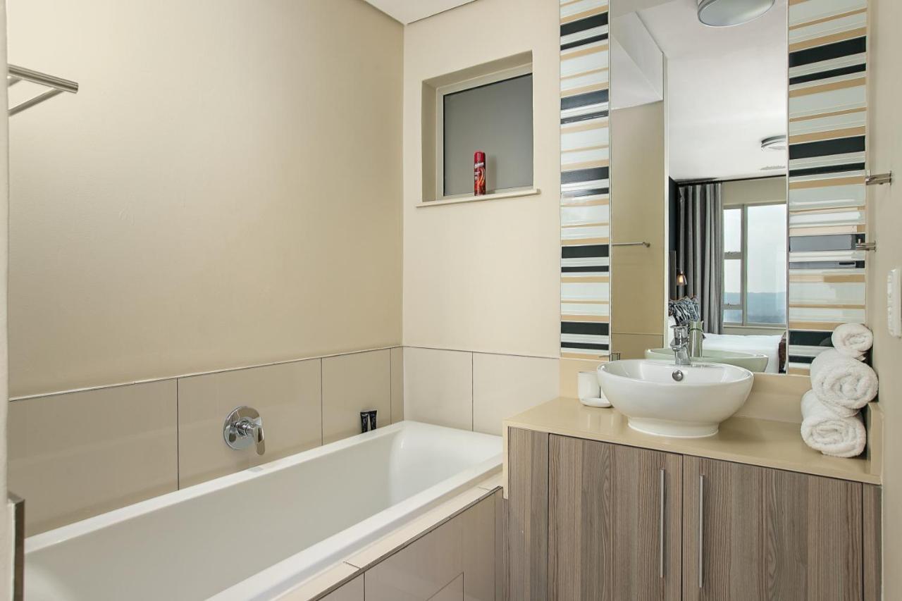 915 The Tyrwhitt - Rosebank * Johannesburg