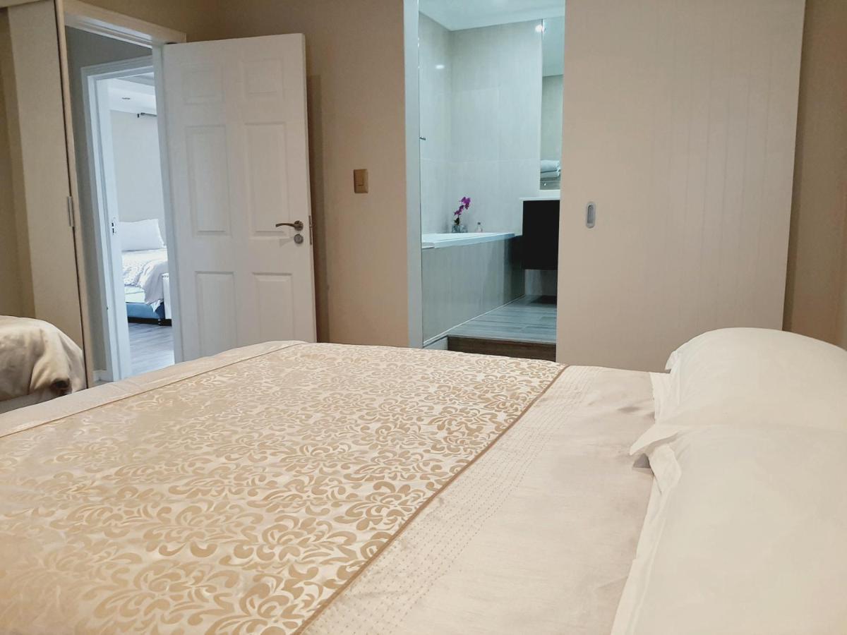 1804 Franklin 3-bed Penthouse With Rooftop Jacuzzi *