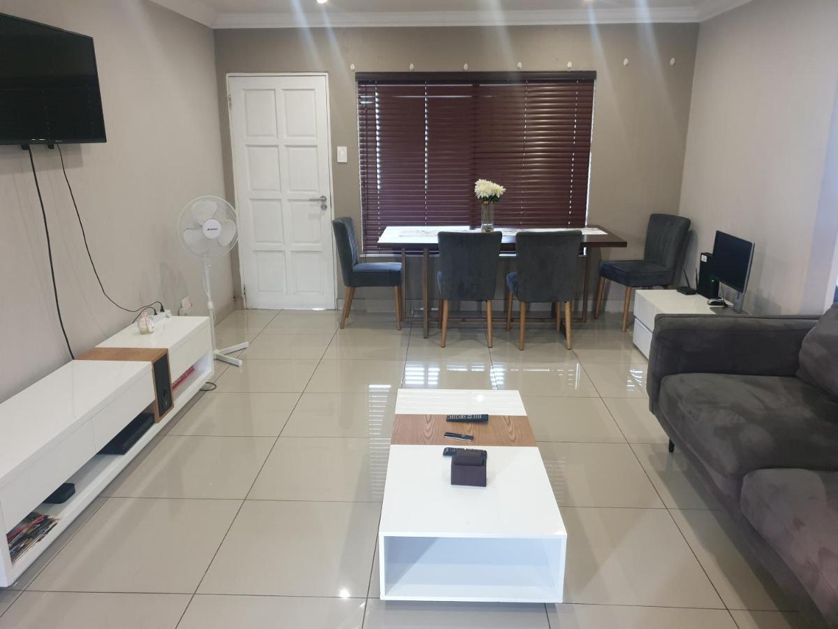Apartment Semeni Asante 16 Johannesburg