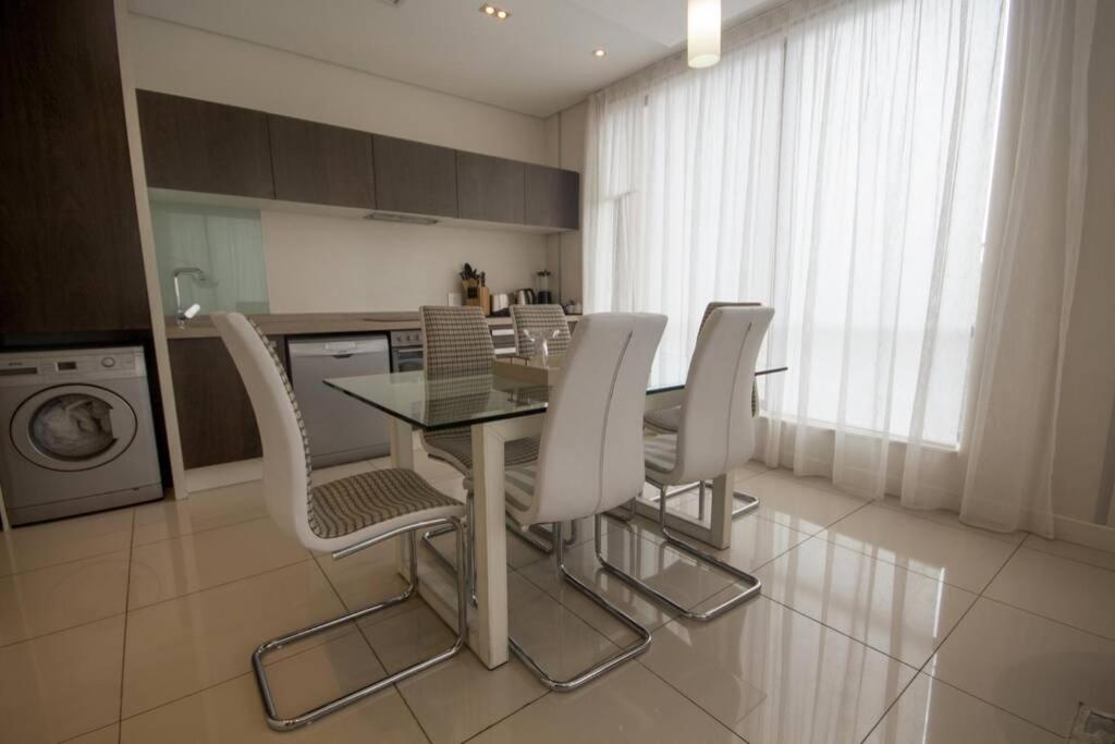 1 Bedroom Luxury Sandton Skye Apartamento