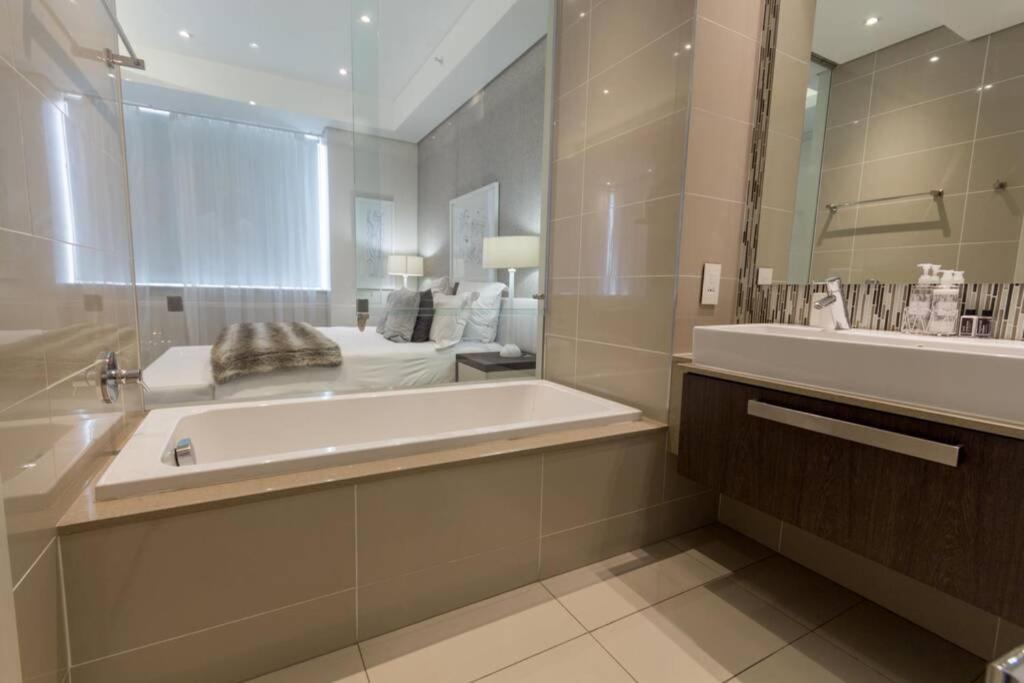 1 Bedroom Luxury Sandton Skye *