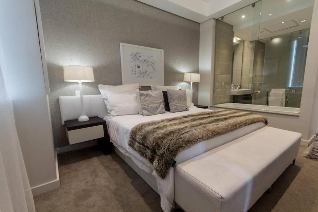 1 Bedroom Luxury Sandton Skye Apartamento