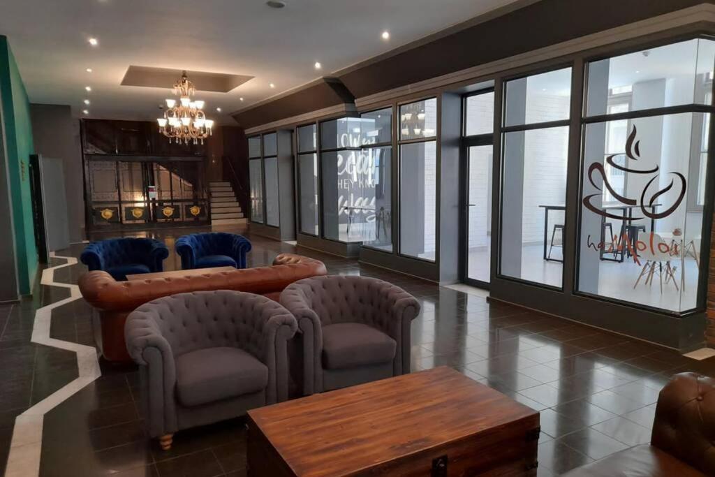 Luxury 5min Walk To Gandhi Square + Wifi Apartment