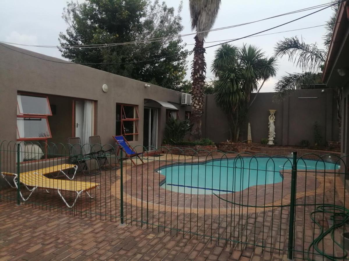 Holiday home Naisar's Primrose,johannesburg *