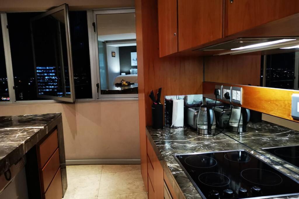 1507-amazing Views & Unique Joburg Cbd Luxury Apartment