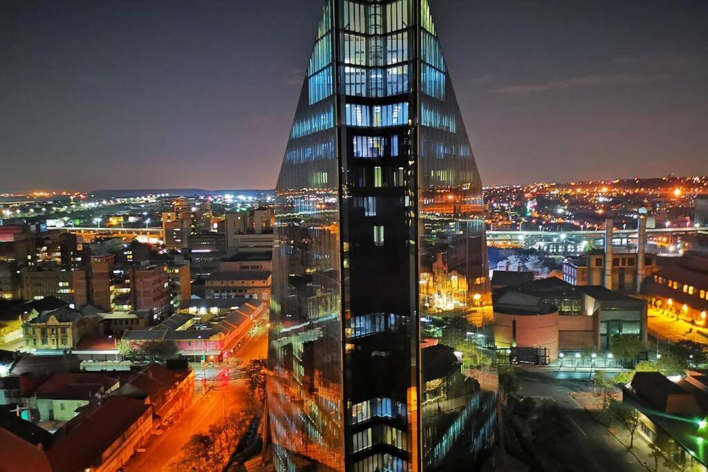 1507-amazing Views & Unique Joburg Cbd Luxury Apartment