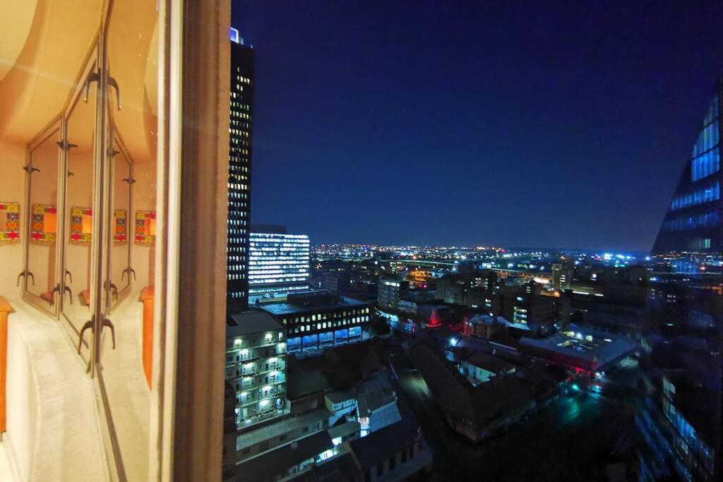 1507-amazing Views & Unique Joburg Cbd Luxury Apartment *
