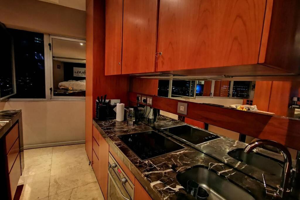 1507-amazing Views & Unique Joburg Cbd Luxury Apartment *