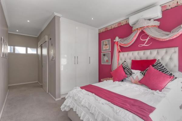 Anika Sandton Apartment