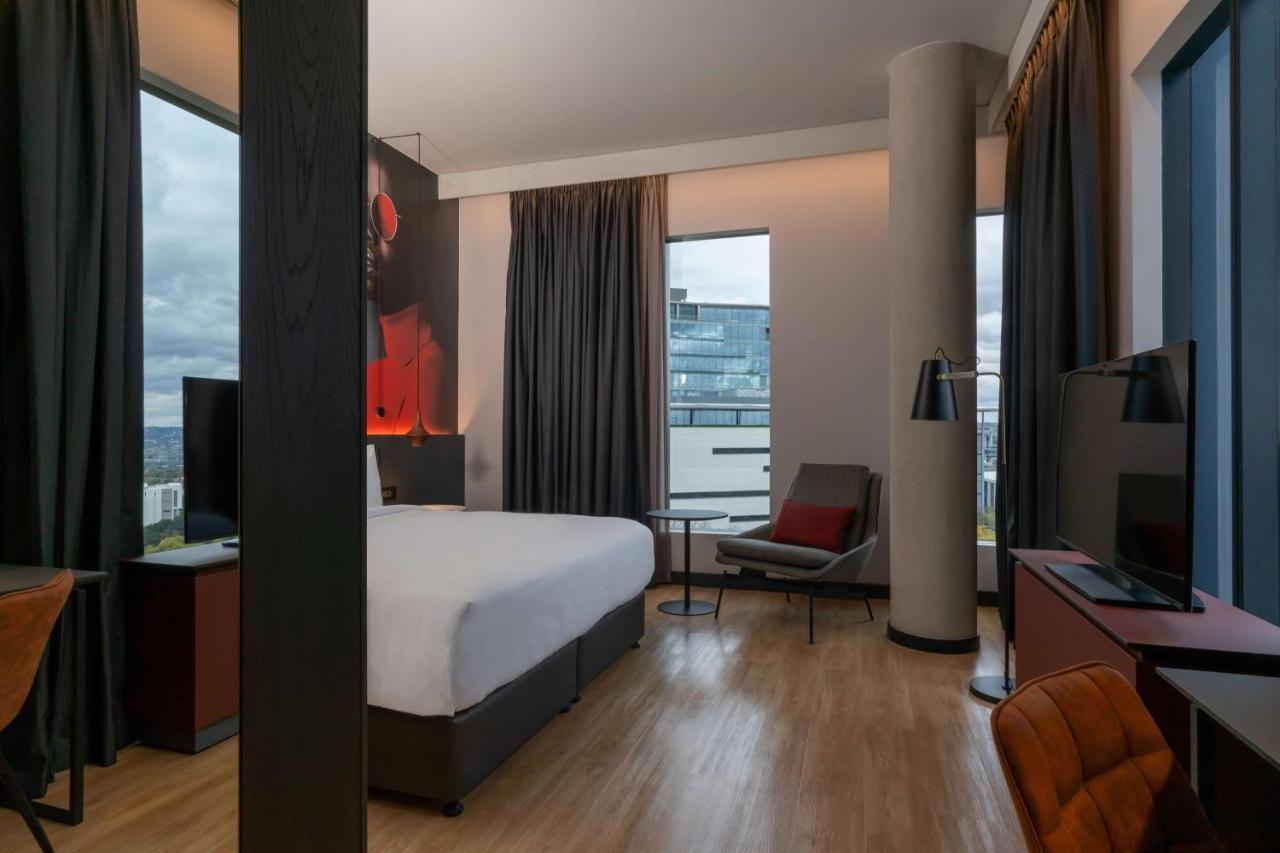 Radisson Red Rosebank Hotel