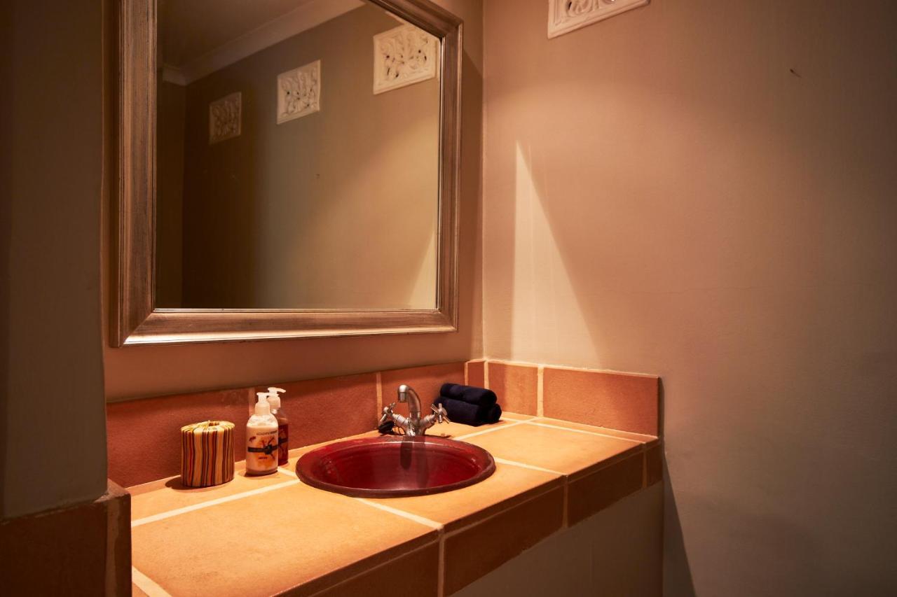 Luxurious, Private, Central, Gas & Solar Powered Apartamento