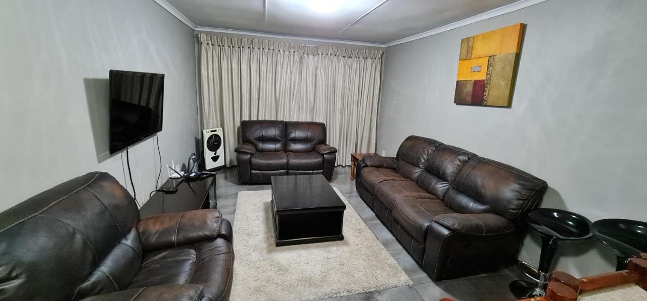 Executive 2 Bed Apartment, Free Wifi And Dstv Apartment *