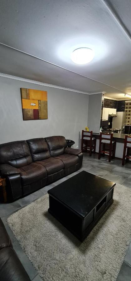 Executive 2 Bed Apartment, Free Wifi And Dstv Apartment *