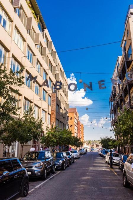 Hotel Maboneng Building Free Wifi And Swimming Pool